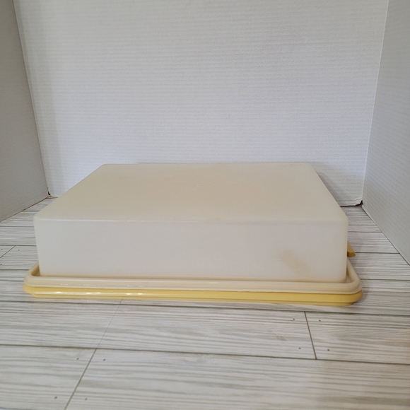 Tupperware 9×13 Cake Storage Container. Yellow Base Opaque Lid - Picture 3 of 15